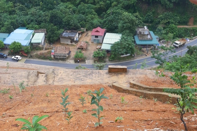 14 hộ dân phải di dời khẩn cấp vì nguy cơ sạt lở - 1 14 hộ dân phải di dời khẩn cấp vì nguy cơ sạt lở - 1
