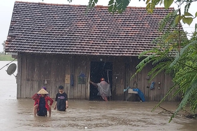 Hàng chục hộ dân chìm trong biển nước phải khẩn trương sơ tán - 2