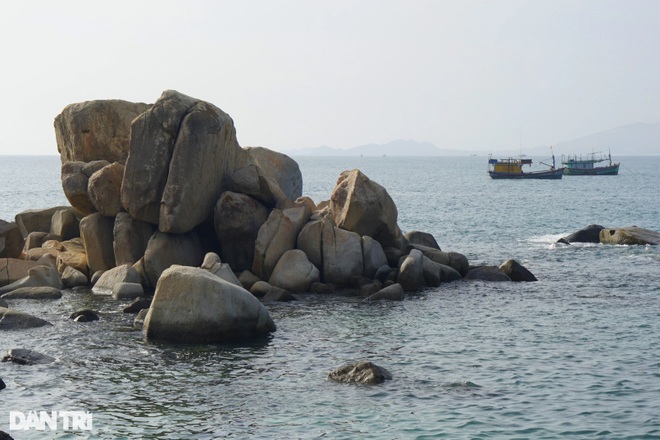 Wild cliffs, visitors look like they want to check-in live virtual life - 2