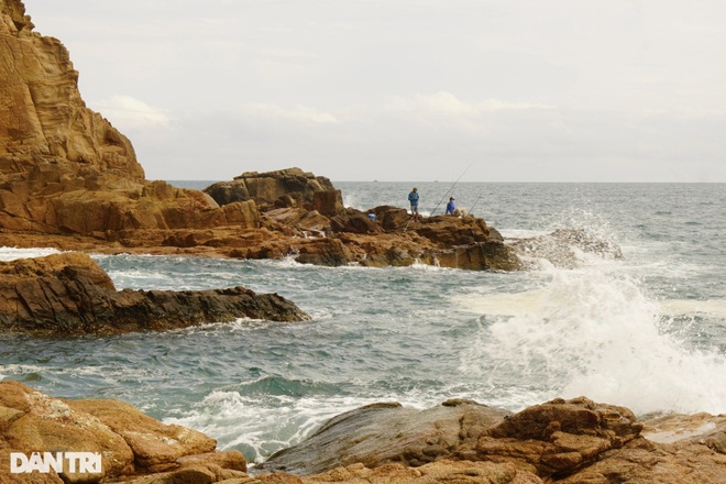 Wild cliffs, visitors look like they want to check-in virtual life - 8