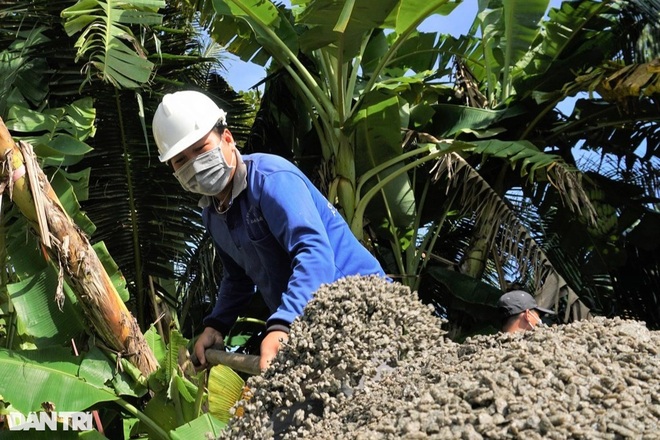 Biệt đội bốn mùa cần mẫn thay áo cho những con đường xuống cấp - 5 Biệt đội bốn mùa cần mẫn thay áo cho những con đường xuống cấp - 5