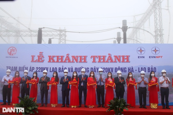 Hoàn thành hệ thống truyền tải điện 220 kV, gỡ khó vùng phía Tây - 1 Hoàn thành hệ thống truyền tải điện 220 kV, gỡ khó vùng phía Tây - 1
