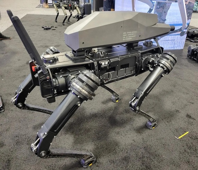 Hình ảnh chó robot được tích hợp súng trường tự động vừa được ra mắt tại Mỹ.