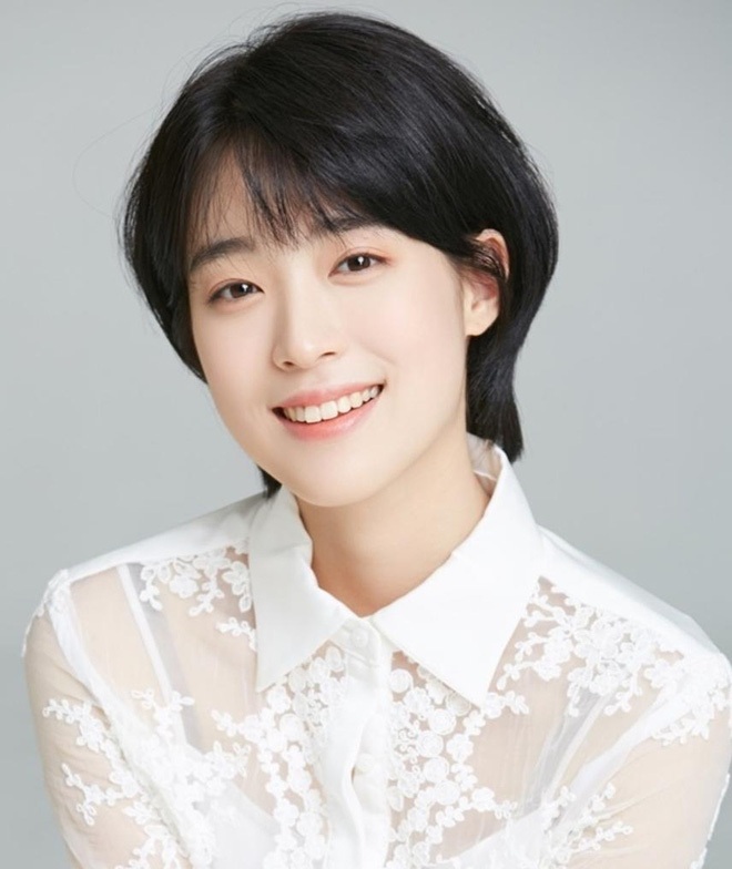 Tài tử Joo Ji Hoon và đoàn làm phim Quý ông bị ong vò vẽ tấn công - 4 Tài tử Joo Ji Hoon và đoàn làm phim Quý ông bị ong vò vẽ tấn công - 4