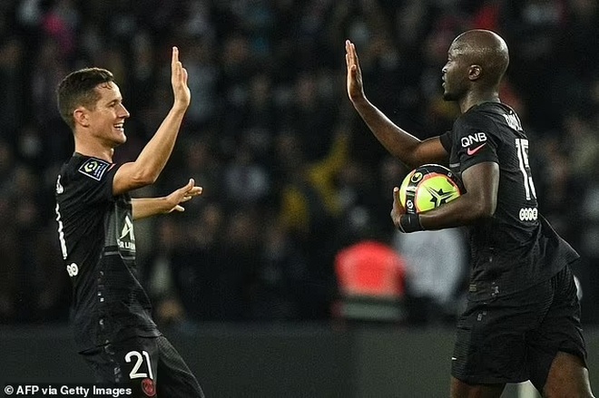 Vắng Messi, Mbappe tỏa sáng giúp PSG ngược dòng đánh bại Angers - 3 Vắng Messi, Mbappe tỏa sáng giúp PSG ngược dòng đánh bại Angers - 3