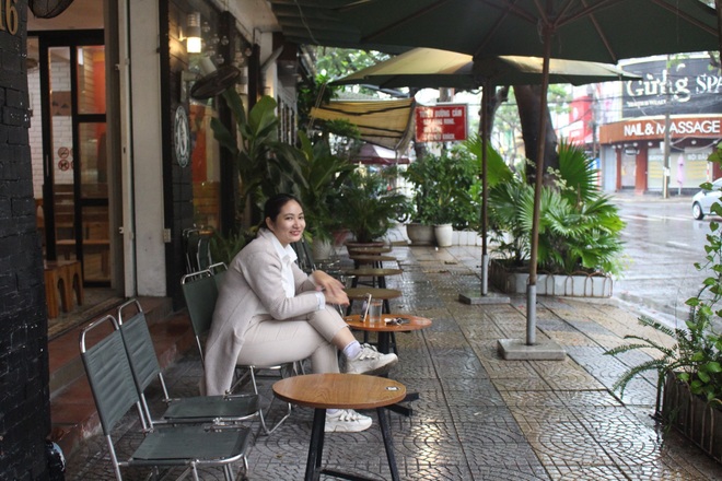 Người dân Đà Nẵng đội mưa đi ăn sáng, uống cà phê - 5 Người dân Đà Nẵng đội mưa đi ăn sáng, uống cà phê - 5