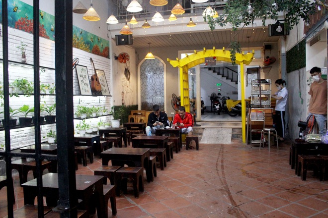 Người dân Đà Nẵng đội mưa đi ăn sáng, uống cà phê - 6 Người dân Đà Nẵng đội mưa đi ăn sáng, uống cà phê - 6