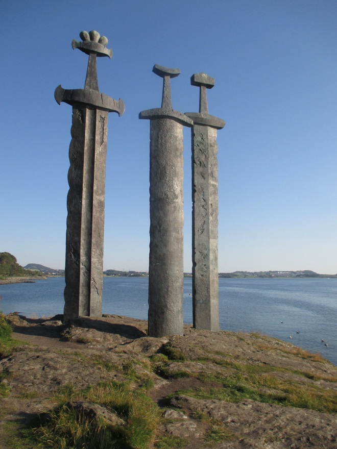Ý nghĩa ba thanh kiếm khủng dựng ở ngoại ô Stavanger, Na Uy - 1