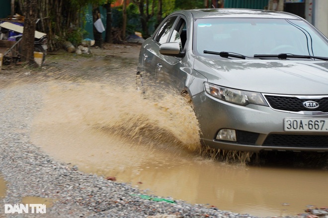 La liệt ổ gà, ổ trâu trên con đường đau khổ ở Hà Nội - 3 La liệt ổ gà, ổ trâu trên con đường đau khổ ở Hà Nội - 3