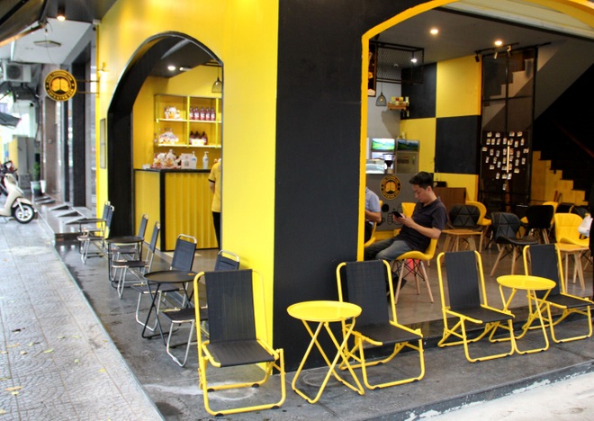 Người dân Đà Nẵng đội mưa đi ăn sáng, uống cà phê - 1 Người dân Đà Nẵng đội mưa đi ăn sáng, uống cà phê - 1