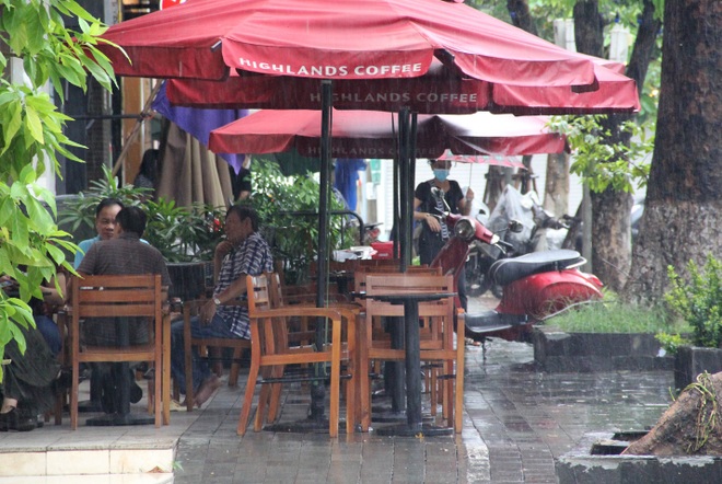 Người dân Đà Nẵng đội mưa đi ăn sáng, uống cà phê - 2 Người dân Đà Nẵng đội mưa đi ăn sáng, uống cà phê - 2