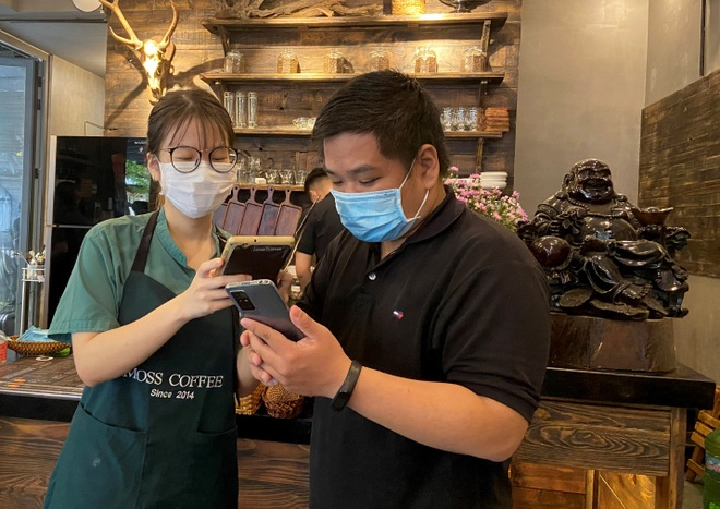 Người dân Đà Nẵng đội mưa đi ăn sáng, uống cà phê - 3 Người dân Đà Nẵng đội mưa đi ăn sáng, uống cà phê - 3