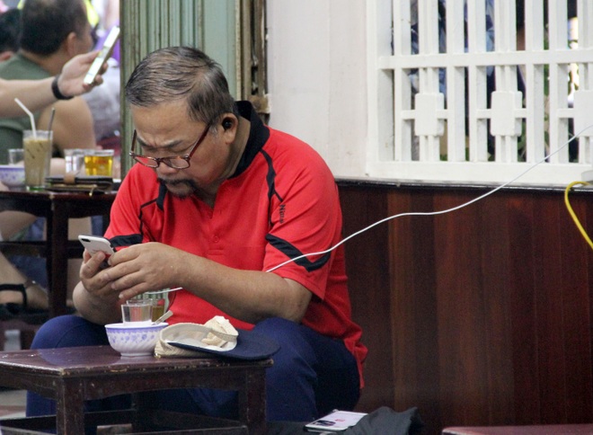 Người dân Đà Nẵng đội mưa đi ăn sáng, uống cà phê - 4 Người dân Đà Nẵng đội mưa đi ăn sáng, uống cà phê - 4