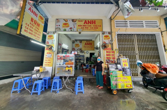Người dân Đà Nẵng đội mưa đi ăn sáng, uống cà phê - 7 Người dân Đà Nẵng đội mưa đi ăn sáng, uống cà phê - 7