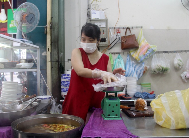 Người dân Đà Nẵng đội mưa đi ăn sáng, uống cà phê - 9 Người dân Đà Nẵng đội mưa đi ăn sáng, uống cà phê - 9
