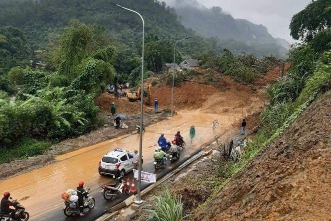 Mưa lớn gây sạt lở, tắc đường nhiều nơi - 1