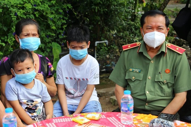 Công an Cần Thơ nhận bảo trợ 11 trẻ mồ côi do dịch Covid-19 - 2 Công an Cần Thơ nhận bảo trợ 11 trẻ mồ côi do dịch Covid-19 - 2