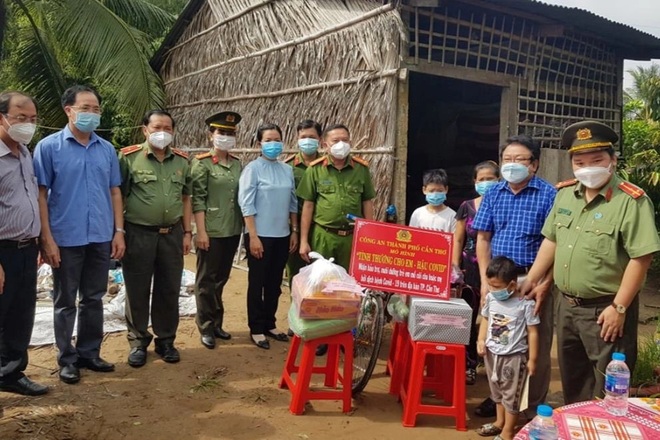 Công an Cần Thơ nhận bảo trợ 11 trẻ mồ côi do dịch Covid-19 - 1 Công an Cần Thơ nhận bảo trợ 11 trẻ mồ côi do dịch Covid-19 - 1