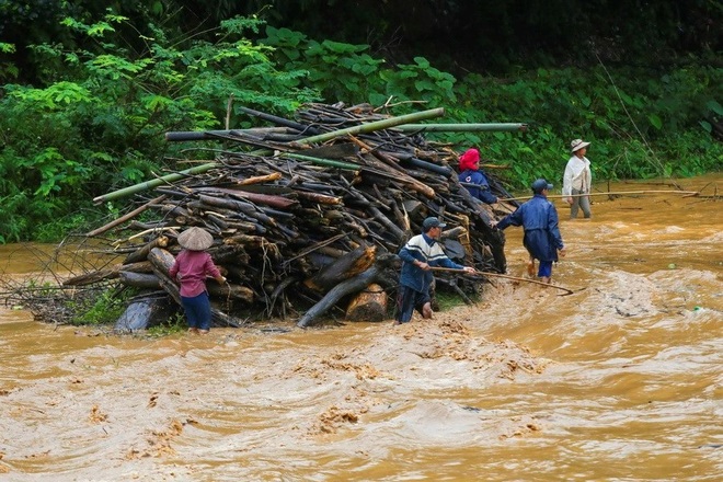 Đi vớt củi trên suối, hai cha con chết đuối thương tâm - 1