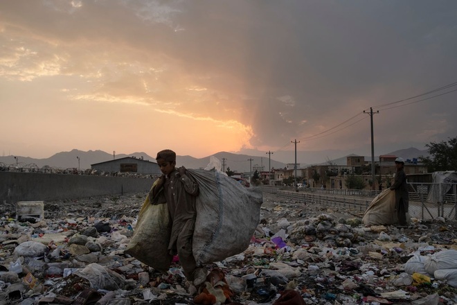 Bi đát cảnh cha mẹ Afghanistan bán con trả nợ sau khi Taliban nắm quyền - 2 Bi đát cảnh cha mẹ Afghanistan bán con trả nợ sau khi Taliban nắm quyền - 2
