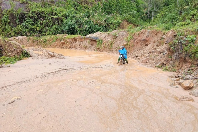 Mưa lớn kéo dài, nước dâng ngập nhiều nơi - 4