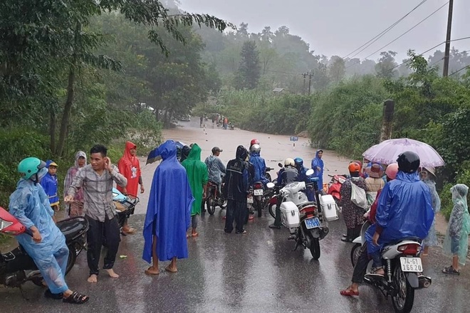 Mưa cực lớn, thủy điện xả lũ, người dân bơi xuồng trên đường - 14