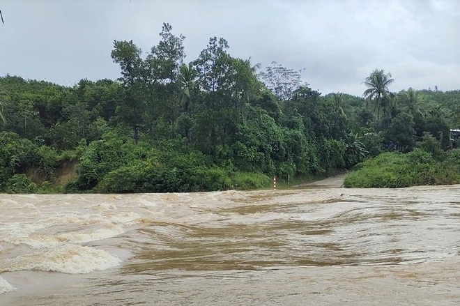 Mưa lớn kéo dài, nước dâng ngập nhiều nơi - 2 Mưa lớn kéo dài, nước dâng ngập nhiều nơi - 2