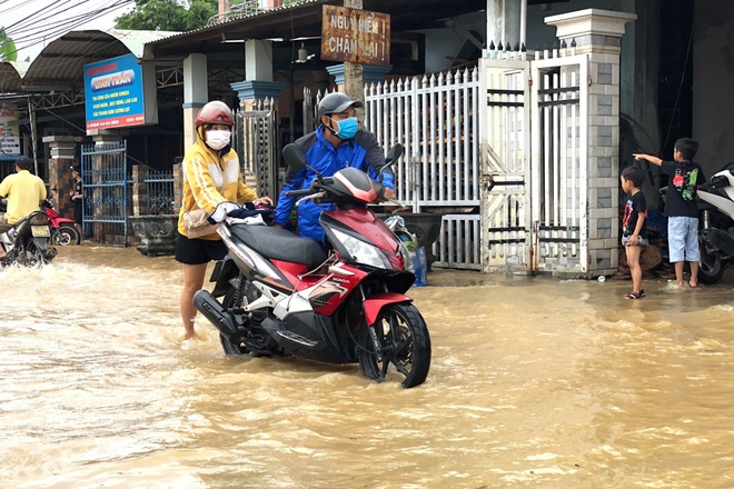 Mưa lớn kéo dài, nước dâng ngập nhiều nơi - 7 Mưa lớn kéo dài, nước dâng ngập nhiều nơi - 7