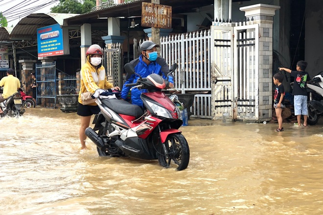 Mưa lớn kéo dài, nước dâng ngập nhiều nơi - 7