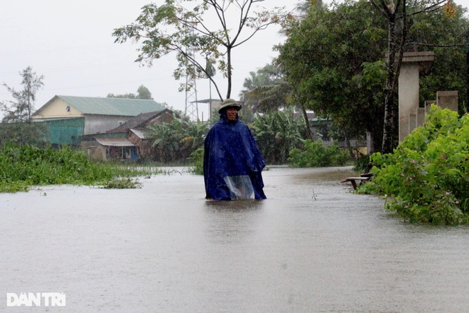 Hồ Kẻ Gỗ xả tràn, người dân kê cao tài sản phòng ngập lụt - 2