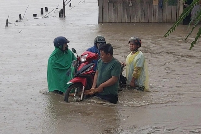 Mưa lốc, nước ngập băng đường, người dân chật vật chống đỡ - 19