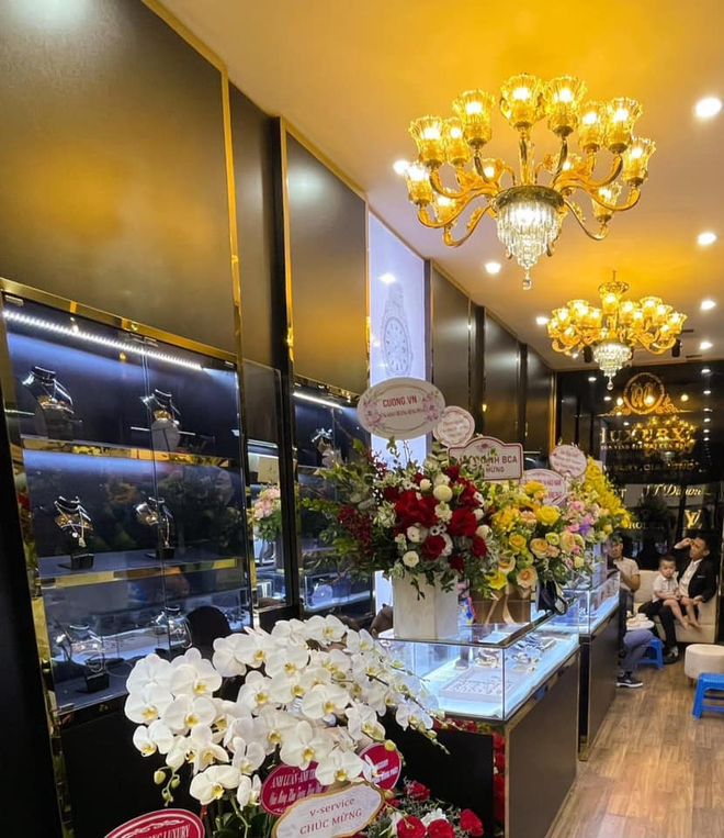 Công ty Quý Luxury của CEO Nguyễn Cảnh Quý kinh doanh điện thoại và đồng hồ xa xỉ - 2 Công ty Quý Luxury của CEO Nguyễn Cảnh Quý kinh doanh điện thoại và đồng hồ xa xỉ - 2
