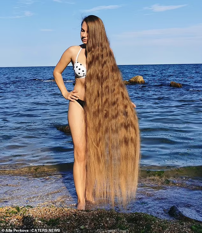Cô gái có mái tóc dài 1m67, không cắt tóc gần 30 năm - 1