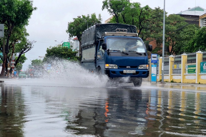 Mưa lốc, nước ngập băng đường, người dân chật vật chống đỡ - 5