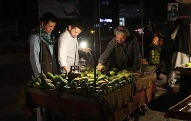 Afghanistan chìm trong bóng tối vì Taliban không đóng tiền điện - 1