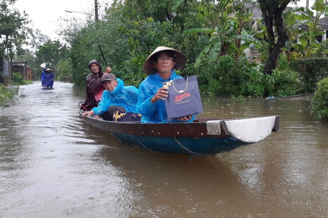 Mưa cực lớn, thủy điện xả lũ, người dân bơi xuồng trên đường - 2