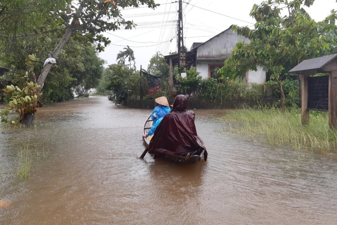 Mưa cực lớn, thủy điện xả lũ, người dân bơi xuồng trên đường - 3