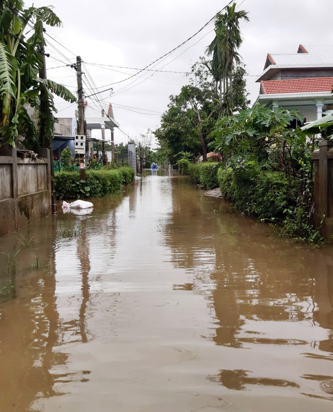 Mưa cực lớn, thủy điện xả lũ, người dân bơi xuồng trên đường - 8