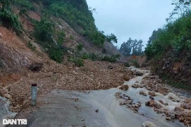 Mưa cực lớn, thủy điện xả lũ, người dân bơi xuồng trên đường - 12