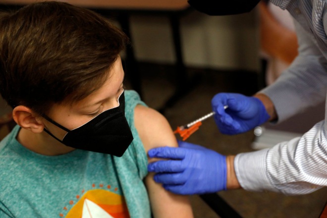 Mỹ tăng cường chuẩn bị chiến dịch tiêm chủng vaccine cho trẻ em - 1
