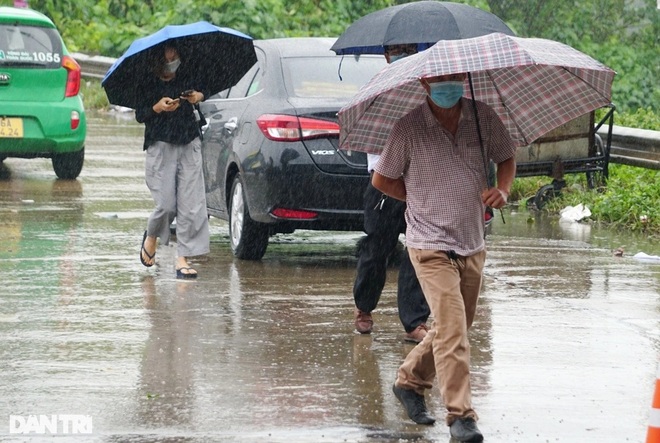 Dòng người, phương tiện xếp hàng dài chờ xét nghiệm Covid-19 dưới mưa - 10 Dòng người, phương tiện xếp hàng dài chờ xét nghiệm Covid-19 dưới mưa - 10