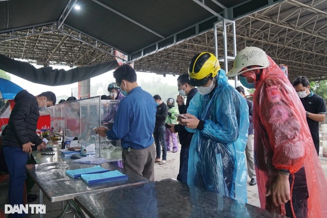 Dòng người, phương tiện xếp hàng dài chờ xét nghiệm Covid-19 dưới mưa - 2 Dòng người, phương tiện xếp hàng dài chờ xét nghiệm Covid-19 dưới mưa - 2