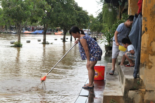 Người dân Quảng Nam tất bật dọn dẹp sau cơn lũ - 1 Người dân Quảng Nam tất bật dọn dẹp sau cơn lũ - 1