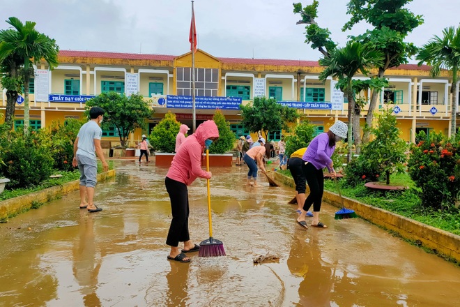 Người dân Quảng Nam tất bật dọn dẹp sau cơn lũ - 8 Người dân Quảng Nam tất bật dọn dẹp sau cơn lũ - 8