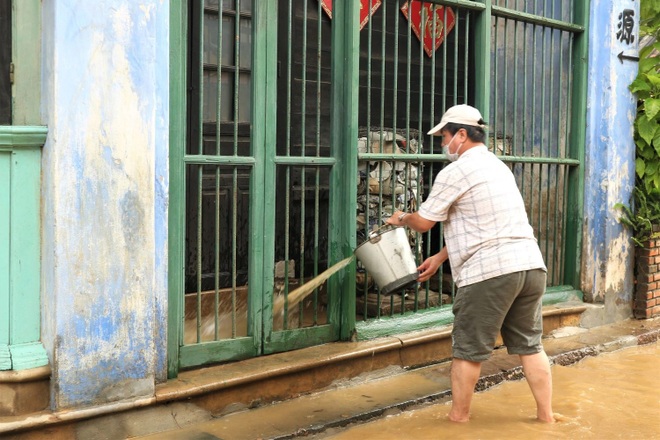 Người dân Quảng Nam tất bật dọn dẹp sau cơn lũ - 2 Người dân Quảng Nam tất bật dọn dẹp sau cơn lũ - 2