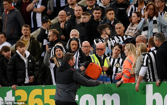 Cổ động viên bị ngừng tim, trận đấu Newcastle - Tottenham tạm dừng - 3 Cổ động viên bị ngừng tim, trận đấu Newcastle - Tottenham tạm dừng - 3