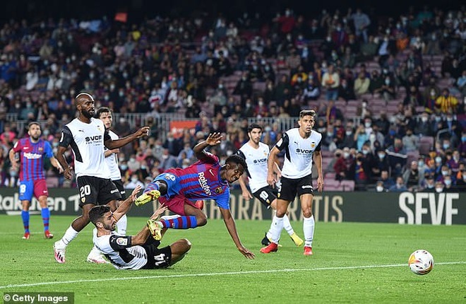 Ansu Fati lập công, Barcelona ngược dòng thắng tưng bừng Valencia - 7
