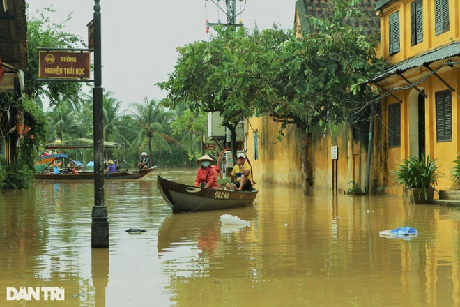 Young people check in Hoi An ancient town in flood season - 2