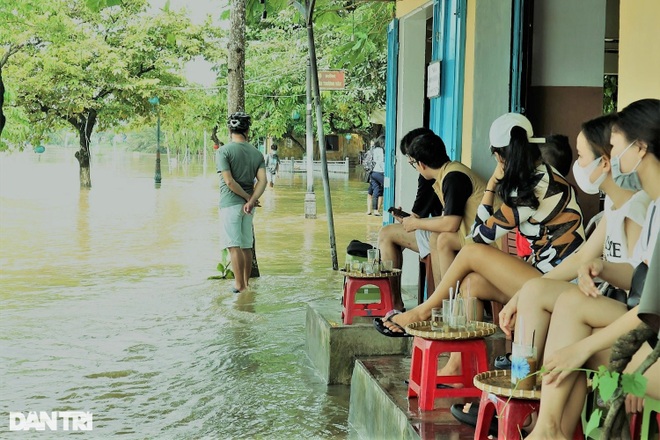 Young people check in Hoi An ancient town in flood season - 6