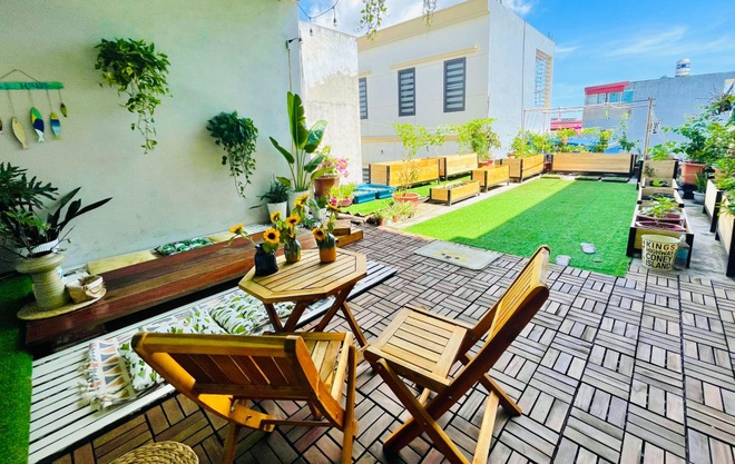 Tận dụng đồ cũ, mẹ đảm Hải Phòng làm vườn đẹp như tranh trên nóc nhà - 3 Tận dụng đồ cũ, mẹ đảm Hải Phòng làm vườn đẹp như tranh trên nóc nhà - 3